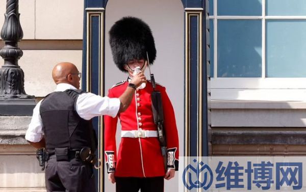 40℃高溫下，警察給站崗的女王衛(wèi)隊(duì)隊(duì)員