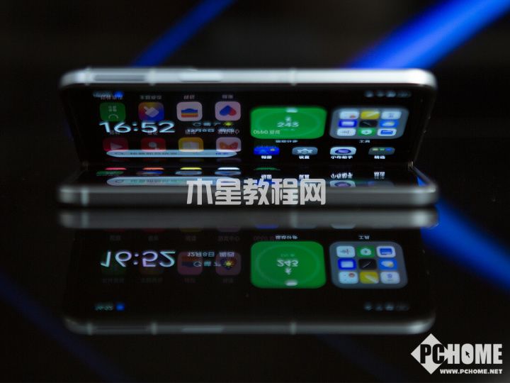 OPPO Find N2懸停模式體驗(yàn)：自帶支架堪稱追劇達(dá)人(圖4)