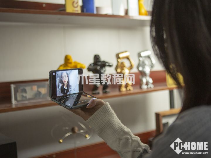 OPPO Find N2懸停模式體驗(yàn)：自帶支架堪稱追劇達(dá)人(圖8)