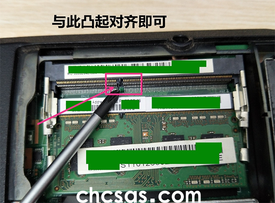 與此凸起對齊即可