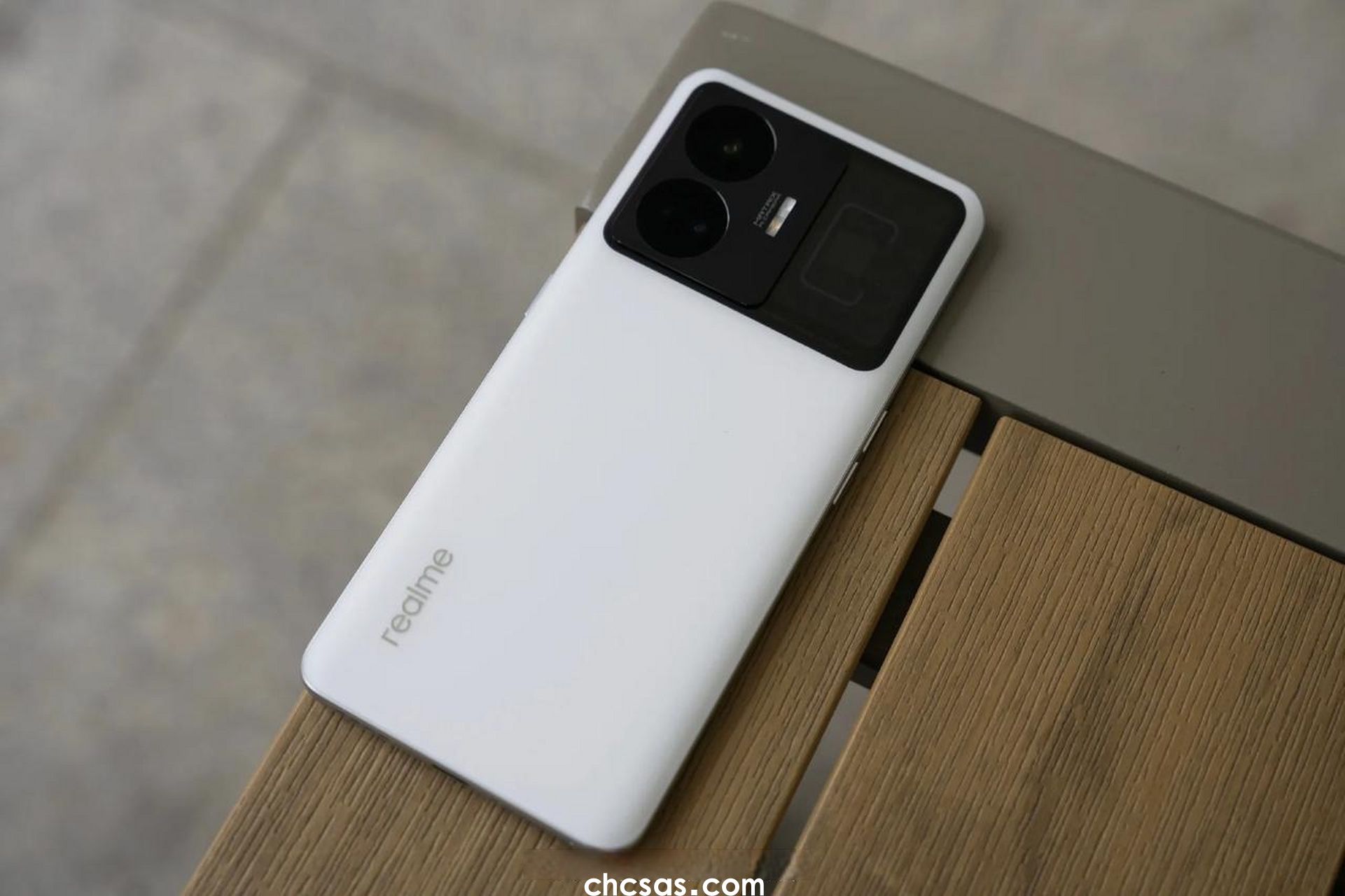realme GT Neo5，作為realme品牌新近推出的中端智能手機(jī)，自其亮相以來便吸引了廣泛關(guān)注。在當(dāng)前競爭激烈的智能手機(jī)市場中，它以其卓越的性能、先進(jìn)的攝像頭技術(shù)和快速充電功能，成為了許多年輕用戶和科技愛好者的新寵。接下來，我們將深入探討這款手機(jī)的各項(xiàng)特性及其在市場上的定位。 外觀：顏值與個性并存 realme GT Neo5 的外觀設(shè)計(jì)，簡直是把潮流和個性刻在了骨子里 ，拿在手上，你就是人群中的焦點(diǎn)。它共有紫域幻想、圣境白、宙夜黑三種配色 。紫域幻想配色采用行業(yè)首創(chuàng)光啞熔合工藝，一塊玻璃上呈現(xiàn)出透明、鍍黑、AG 磨砂和鏡面鍍膜四種不同質(zhì)感，再加上獨(dú)特的賽道雙條紋設(shè)計(jì)，速度感與科技感拉滿，仿佛一輛隨時準(zhǔn)備飛馳的跑車。圣境白配色則是黑白相撞，給人一種透亮且溫潤的感覺，純潔又不失高雅 。宙夜黑配色細(xì)膩的顆粒，如同深邃的宇宙夜空，透出點(diǎn)點(diǎn)星光，神秘又深邃。 它還有一個超吸睛的透明視窗和 RGB 燈帶設(shè)計(jì)，靈感來源于透明電競機(jī)箱，把手機(jī)內(nèi)部的硬核一面盡情展現(xiàn)。透過透明視窗，可以看到不銹鋼芯片銘牌、NFC 天線、RGB 燈帶等，滿滿的機(jī)械美感。RGB 燈帶支持 25 種顏色、2 種顯示模式、5 檔節(jié)奏調(diào)節(jié)，在來電提醒、消息通知、電競游戲等場景會自動點(diǎn)亮。充電時，它會根據(jù)不同電量亮起不同顏色光效；打游戲拿到五殺時，燈帶瞬間亮起炫酷色彩，幫你宣告高光時刻，儀式感直接拉滿，讓你的手機(jī)操作成為眾人焦點(diǎn)。 性能：強(qiáng)勁雙芯，暢行無阻 對于手機(jī)來說，性能就是它的 “硬實(shí)力”。realme GT Neo5 搭載驍龍 8+ Gen 1 和超幀獨(dú)顯芯片 Plus 雙芯片，這組合簡直 “殺瘋了” ，給你帶來旗艦級的性能體驗(yàn)。 驍龍 8+ Gen 1 采用先進(jìn)的臺積電 4nm 工藝制程 ，性能強(qiáng)勁，功耗還低。搭配高規(guī)格 LPDDR5X 和超頻版 UFS3.1 ，組成性能鐵三角，不管是日常使用，還是運(yùn)行大型游戲、多任務(wù)處理，都能輕松拿捏 。在安兔兔跑分測試中，它的成績超過 110 萬分 ，魯大師跑分也高達(dá) 101 萬分以上，妥妥的安卓旗艦第一梯隊(duì)。有了它，手機(jī)運(yùn)行各種 APP 都絲滑流暢，啟動速度快，切換應(yīng)用毫無壓力，加載大型文件也是轉(zhuǎn)瞬之間。 超幀獨(dú)顯芯片 Plus 更是游戲玩家的福音，它能實(shí)現(xiàn)游戲插幀，讓游戲幀率更穩(wěn)定。當(dāng)手機(jī) SoC 出現(xiàn)降幀時，會自動切換成插幀模式，大幅降低超高幀游戲帶來的發(fā)熱卡頓問題 。玩《王者榮耀》時，能將幀率穩(wěn)定在 120 幀 ，畫面流暢到飛起，每一次操作都能精準(zhǔn)響應(yīng)，跟手性超強(qiáng)，讓你輕松超神 。玩《原神》這種高負(fù)載游戲，在默認(rèn)全高畫質(zhì)下，30 分鐘邊跑圖邊打怪，平均幀率能達(dá)到 59.4FPS ，幀率波動小，全程玩下來都很順暢，游戲體驗(yàn)直接拉滿。 為了壓制高性能帶來的發(fā)熱問題，realme GT Neo5 配置了 6580 平方毫米行業(yè)最大石墨烯微納腔相變材料以及 4500 平方毫米的 3D 鋼化 VC ，組成全新冰芯雙相變散熱 Max 系統(tǒng) 。就像給手機(jī)裝了個強(qiáng)力散熱器，能快速將熱量散發(fā)出去，哪怕長時間玩游戲，手機(jī)也不會燙手，始終保持高性能運(yùn)行。 屏幕：高清高刷，視覺盛宴 realme GT Neo5 的屏幕素質(zhì)也相當(dāng)能打，它配備了一塊 6.74 英寸的 AMOLED 柔性直屏 ，擁有 1.5K 分辨率和 144Hz 刷新率 ，還支持 7 檔刷新率智能調(diào)節(jié) ，從 1Hz 到 144Hz，能根據(jù)不同場景自動切換。刷微博、看小說時，它會自動切換到較低刷新率，幫你節(jié)省電量；玩游戲、看高幀率視頻時，又會迅速切換到高刷新率，讓畫面流暢到飛起 。 1.5K 分辨率讓屏幕顯示細(xì)膩程度大幅提升，畫面細(xì)節(jié)滿滿，不管是看高清圖片，還是玩 3A 大作，都能給你帶來影院級的視覺享受。色彩顯示上，它支持 10.7 億色顯示和 100% DCI-P3 廣色域 ，色彩鮮艷，過渡自然，每一種顏色都栩栩如生，仿佛把真實(shí)世界裝進(jìn)了手機(jī)里。 值得一提的是，它還支持 2160Hz 高頻 PWM 調(diào)光 ，能有效降低屏幕閃爍，減少視覺疲勞。經(jīng)常在夜間玩手機(jī)的朋友有福了，開啟這個功能后，即使長時間盯著屏幕，眼睛也不會覺得難受，能更好地保護(hù)你的視力 。 影像：記錄生活，出色表現(xiàn) 別以為 realme GT Neo5 只是性能怪獸，在影像方面，它同樣表現(xiàn)出色，是你記錄生活的得力助手 。 前置 32MP 的三星 S5KGD2 傳感器 ，讓你的自拍美得自然又真實(shí)。不管是日常的素顏?zhàn)耘?，還是精心打扮后的美拍，它都能精準(zhǔn)捕捉你的每一個精彩瞬間 。多種拍攝模式和自定義美顏選項(xiàng)，任你自由發(fā)揮，拍出專屬于你的獨(dú)特風(fēng)格。 后置配置更是豪華，50MP 的索尼 IMX890 主攝，擁有 1/1.56 英寸大底和 f/1.88 大光圈 ，進(jìn)光量充足，搭配 OIS 光學(xué)防抖 ，拍照時畫面穩(wěn)穩(wěn)當(dāng)當(dāng)，再也不用擔(dān)心手抖拍出模糊照片。不管是白天的風(fēng)景，還是夜晚的街景，它都能輕松駕馭，色彩解析力和畫質(zhì)表現(xiàn)都相當(dāng)出色 。 8MP 超廣角鏡頭和 2MP 微距鏡頭，為你的創(chuàng)作提供更多可能。超廣角鏡頭能讓你輕松收納廣闊的場景，拍攝大合照、壯麗的風(fēng)景都不在話下 ，畸變控制也相當(dāng)優(yōu)秀，畫面邊緣不會出現(xiàn)明顯變形。微距鏡頭則能帶你探索微觀世界，花瓣上的露珠、昆蟲的紋理，都能被它清晰呈現(xiàn)，發(fā)現(xiàn)生活中那些容易被忽略的美 。 它還搭載了 HyperShot2.0+Turbo RAW 無損影像算法、超級云階防抖算法等 ，進(jìn)一步提升成像效果。Turbo RAW 無損計(jì)算攝影能最大程度還原色彩和畫質(zhì)細(xì)節(jié) ，照片放大后依然清晰銳利，暗部細(xì)節(jié)豐富，亮部也不會過曝 。超級云階防抖算法搭配光學(xué)防抖，讓拍攝視頻時畫面穩(wěn)定性極佳，正常行走拍攝，畫面也能保持平穩(wěn)，運(yùn)動的呼吸感也控制得很好 。 從實(shí)際拍攝樣片來看，在白天光線充足的情況下，realme GT Neo5 拍攝的照片色彩鮮艷，飽和度高，細(xì)節(jié)滿滿。天空的湛藍(lán)、樹葉的翠綠，都被完美呈現(xiàn)，就像把真實(shí)的美景直接裝進(jìn)了手機(jī)里 。拍攝人物時，人物膚色還原自然，膚質(zhì)細(xì)膩，發(fā)絲都根根分明 。夜景模式下，它的表現(xiàn)同樣可圈可點(diǎn)，能有效壓制高光，提亮暗部，畫面純凈度高，噪點(diǎn)控制得很好，城市的夜景燈光璀璨，車燈、路燈的光線都沒有出現(xiàn)眩光、紫邊等現(xiàn)象 ，建筑的輪廓也清晰可見，拍出的夜景照片氛圍感十足 。 快充：速度與續(xù)航的完美平衡 在這個快節(jié)奏的時代，手機(jī)快充技術(shù)越來越受到大家關(guān)注，畢竟誰也不想被充電線束縛，眼巴巴地等著手機(jī) “回血” 。realme GT Neo5 在快充方面，絕對是 “王者” 般的存在，直接給出了 240W 滿級秒充和 150W 光速秒充增強(qiáng)版兩種超給力的方案，不管你是追求極致速度，還是想要大容量電池長續(xù)航，它都能滿足 。 先來說說 240W 滿級秒充，這速度簡直 “逆天” 。從 1% 電量充到 100%，只需要 9 分 14 秒 ，短短幾分鐘，就能讓手機(jī)從 “奄奄一息” 瞬間 “滿血復(fù)活” 。充電 30 秒，就能通話 2 小時，玩王者榮耀 23 分鐘，刷抖音短視頻 52 分鐘 ，應(yīng)對各種緊急情況都不在話下。它采用了三路百瓦電荷泵并聯(lián)設(shè)計(jì)，20V 12A 輸入，10V 24A 輸出，充電轉(zhuǎn)化效率高達(dá) 98.5% ，還配備了 12A 定制充電線和 240W 雙 GaN 迷你充電頭 ，不僅充電速度快，而且安全性也有保障，獲得了德國萊茵 Tüv 安全快充認(rèn)證 ，還有全鏈路安全監(jiān)控機(jī)制和 60 道安全防護(hù)措施 ，讓你放心充電，不用擔(dān)心安全問題。 再看看 150W 光速秒充增強(qiáng)版，搭配 5000mAh 大電池 ，16 分鐘就能充至 100% 電量 。大電池帶來超長續(xù)航，就算你是重度手機(jī)用戶，也能輕松滿足一天的使用需求 。出門在外，再也不用擔(dān)心電量不夠用，玩游戲、看視頻、刷社交軟件，想怎么玩就怎么玩 。 對比其他手機(jī)，很多旗艦手機(jī)還停留在 67W、120W 快充水平 ，充滿電往往需要半個小時甚至更久 。realme GT Neo5 的 240W 和 150W 快充，優(yōu)勢相當(dāng)明顯，直接把充電時間縮短了一大半 ，大大提升了使用體驗(yàn)  。 用戶評價：真實(shí)口碑大揭秘 俗話說，“群眾的眼睛是雪亮的”，realme GT Neo5 的實(shí)際表現(xiàn)到底如何，用戶們最有發(fā)言權(quán)。在各大電商平臺和社交論壇上，已經(jīng)有眾多用戶分享了他們的使用體驗(yàn) 。 先看看好評部分，快充技術(shù)毫無懸念成了點(diǎn)贊王 。不少用戶激動表示，240W 滿級秒充徹底改變了他們的充電習(xí)慣，“早上起床隨手充會兒電，洗漱完手機(jī)就滿電了，再也不用擔(dān)心出門電量不足”“電量告急時，短短幾分鐘就能充入大量電量，這速度太讓人安心了” 。性能方面，驍龍 8+ Gen 1 和超幀獨(dú)顯芯片 Plus 的組合，讓游戲玩家們贊不絕口 ，“玩《原神》高畫質(zhì)下幀率穩(wěn)定，團(tuán)戰(zhàn)也不卡頓，散熱也不錯，長時間玩也不燙手”“多任務(wù)處理輕松應(yīng)對，各種 APP 隨意切換，一點(diǎn)都不卡” 。屏幕顯示效果也收獲了很多好評，1.5K 分辨率和 144Hz 高刷新率，讓畫面清晰又流暢 ，“看視頻、玩游戲，視覺體驗(yàn)超棒，色彩鮮艷，畫面絲滑”“2160Hz 高頻 PWM 調(diào)光確實(shí)有用，晚上玩手機(jī)眼睛舒服多了” 。影像能力同樣得到了認(rèn)可，“拍照效果超出預(yù)期，白天照片色彩還原度高，夜景模式也能拍出好看的照片”“自拍美顏效果自然，拍出來的照片很滿意” 。外觀設(shè)計(jì)也圈了一波粉，透明視窗和 RGB 燈帶，讓手機(jī)個性十足 ，“手機(jī)外觀太酷了，透明視窗和燈帶一亮，科技感滿滿，朋友看到都問我是什么手機(jī)” 。 當(dāng)然，也有一些用戶提出了改進(jìn)建議 。有用戶反映，手機(jī)續(xù)航表現(xiàn)還有提升空間，尤其是在開啟高刷新率和玩大型游戲時，電量消耗比較快 。還有部分用戶覺得，手機(jī)的塑料中框質(zhì)感欠佳，和玻璃后蓋搭配在一起，整體手感和高級感有所欠缺 。在拍照方面，雖然整體成像效果不錯，但個別場景下，照片細(xì)節(jié)和色彩調(diào)校還有優(yōu)化的余地 。 總結(jié)：值得入手嗎？ 綜合來看，realme GT Neo5 絕對是一款實(shí)力超群的手機(jī) 。它在外觀、性能、屏幕、影像、快充等方面都有著出色表現(xiàn)，尤其是 240W 滿級秒充和 16GB + 1TB 超大存儲組合，在同價位段中優(yōu)勢明顯，性價比超高 。如果你是追求極致性能的游戲玩家，或是對快充速度有高要求，又或是需要大容量存儲來存放資料、照片和視頻，那么 realme GT Neo5 絕對是你的不二之選 。當(dāng)然，它也并非完美無缺，續(xù)航和塑料中框質(zhì)感等小瑕疵，可能會讓一些朋友有些小糾結(jié) 。不過，人無完人，機(jī)無完機(jī)，這些小缺點(diǎn)并不影響它成為一款值得入手的好手機(jī) 。怎么樣，看完這篇文章，你對 realme GT Neo5 心動了嗎？歡迎在評論區(qū)留言分享你的看法，咱們一起討論 ！